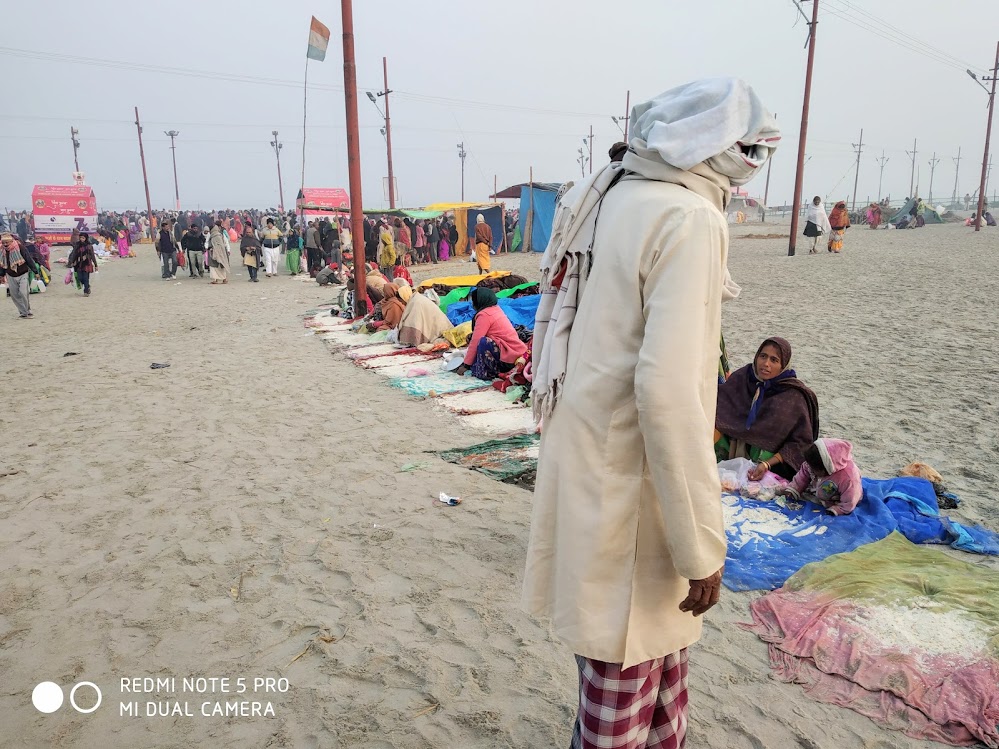 Devotees donating rice (Annadaan) to poors after the shahi snan